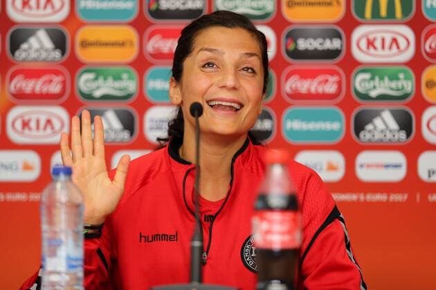 Auf Wiedersehen, Nadia Nadim (Dänemark, 9) singt auf der PK: Deutschland, Deutschland, alles ist vorbei, als Antwort auf einen Tweet von Nadine Angerer (nicht im Bild), bei der Pressekonferenz, Abschlusspressekonferenz, PK, press conference PK Pressekonferenz Pressetermin im Media Center, im Vorfeld des Spiels, Fussball, UEFA Women s EURO 2017, MD-1, Deutschland - Dänemark, xozx