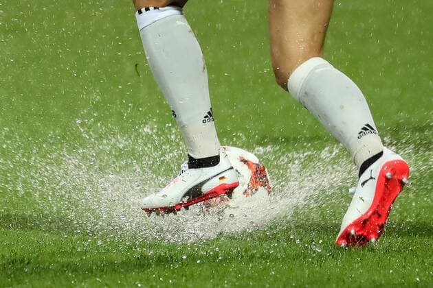 Eine deutsche Spielerin schießt einen Ball der Marke adidas, offizieller Spielball, Aufwämen im Regen, Dauerregen in Rotterdam, Regenschlacht, Symbolfoto, Symbolbild, Symbol, Fussball, UEFA Women s EURO 2017, Viertelfinale, Deutschland - Dänemark, xozx