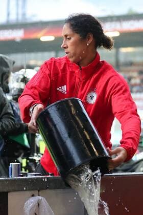 Steffi Jones (Stephanie Ann Jones, Trainerin, Bundestrainerin, DFB-Frauen) hilft mit, den Platz vom Wasser zu befreien, die Chefin packt mit an, Regen, Dauerregen in Rotterdam, Regenschlacht, Fussball, UEFA Women s EURO 2017, Viertelfinale, Deutschland - Dänemark, xozx