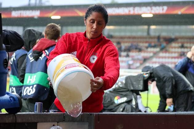 Steffi Jones (Stephanie Ann Jones, Trainerin, Bundestrainerin, DFB-Frauen) hilft mit, den Platz vom Wasser zu befreien, die Chefin packt mit an, Regen, Dauerregen in Rotterdam, Regenschlacht, Fussball, UEFA Women s EURO 2017, Viertelfinale, Deutschland - Dänemark, xozx