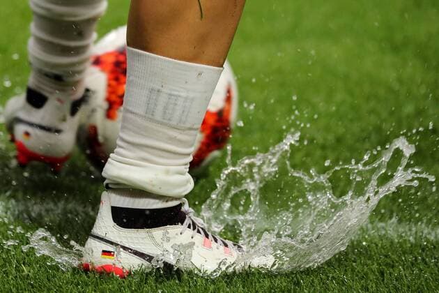 Bilder des Tages - SPORT Eine Spielerin mit einem Ball der Marke adidas, offizieller Spielball, Symbolfoto, Symbolbild, Symbol, Regen, Dauerregen in Rotterdam, Regenchaos, Regenschlacht, Spielabsage, das Wasser spritzt, Nass, Fussball, UEFA Women s EURO 2017, Viertelfinale, Deutschland - Dänemark, xozx