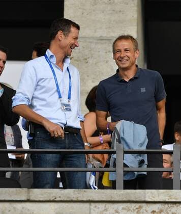 Thomas E. Herrich von Hertha BSC und Jürgen Klinsmann auf der VIP-Tribüne Hertha BSC Berlin - FC Liverpool Saison 2017 2018, Freundschaftsspiel, Vorbereitungsspiel, Testspiel, Fußball, Fussball, soccer, Herren, Männer, Deutschland, Germany Berlin, 29.7.2017