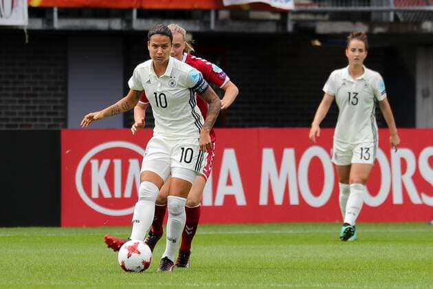 v.li.: Dzsenifer Marozsan (DFB-Frauen, 10), Maja Kildemoes (Dänemark, 4), Aktion, Action, Spielszene, Fussball, UEFA Women s EURO 2017, Viertelfinale, Deutschland - Dänemark, xozx