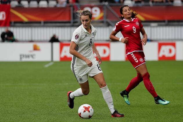 v.li.: Lena Goeßling (Lena Goessling, DFB-Frauen, 8), Nadia Nadim (Dänemark, 9), Aktion, Action, Spielszene, Fussball, UEFA Women s EURO 2017, Viertelfinale, Deutschland - Dänemark, xozx