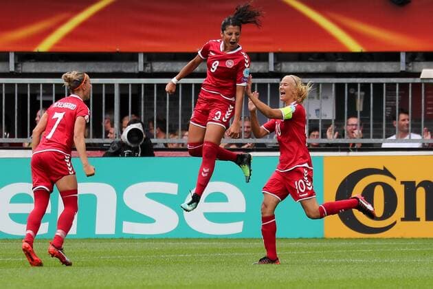 v.li.: Sanne Troelsgaard (Dänemark, 7), Torschützin Nadia Nadim (Dänemark, 9), Pernille Harder (Dänemark, 10), jubeln über das Tor zum 1:1, Jubel, Torjubel, Torerfolg, celebrate the goal, goal, celebration, Jubel ueber das Tor, optimistisch, Action, Aktion, Fussball, UEFA Women s EURO 2017, Viertelfinale, Deutschland - Dänemark, xozx