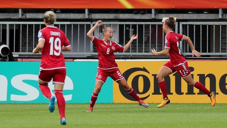 v.li.: Cecilie Sandvej (Dänemark, 19), Torschützin Theresa Nielsen (Dänemark, 8), Katrine Veje (Dänemark, 11), jubeln über das Tor zum 1:2, Jubel, Torjubel, Torerfolg, celebrate the goal, goal, celebration, Jubel ueber das Tor, optimistisch, Action, Aktion, Fussball, UEFA Women s EURO 2017, Viertelfinale, Deutschland - Dänemark, xozx