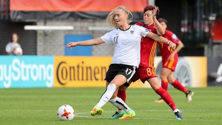 v.li.: Sarah Puntigam (Österreich, 17), Amanda Sampedro (Spanien, 8), Aktion, Action, Spielszene, Fussball, UEFA Women s EURO 2017, Viertelfinale, Österreich - Spanien, xozx