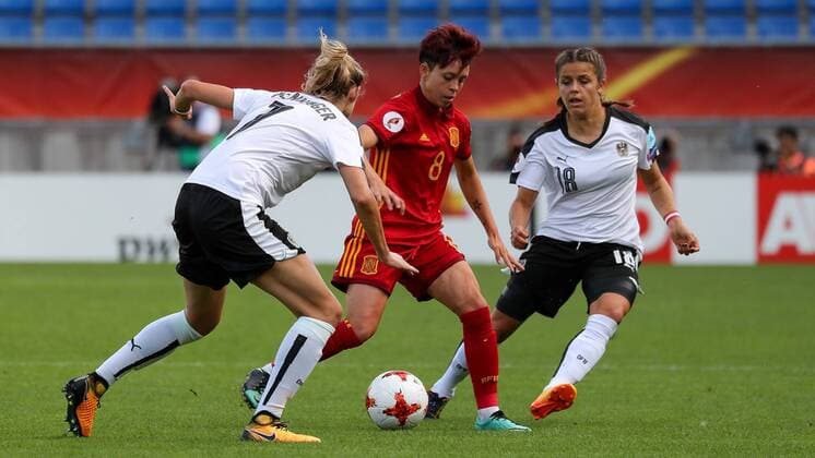 v.li.: Carina Wenninger (Österreich, 7), Amanda Sampedro (Spanien, 8), Laura Feiersinger (Österreich, 18), Zweikampf, Duell, duel, tackle, tackling, Dynamik, Action, Aktion, Fussball, UEFA Women s EURO 2017, Viertelfinale, Österreich - Spanien, xozx