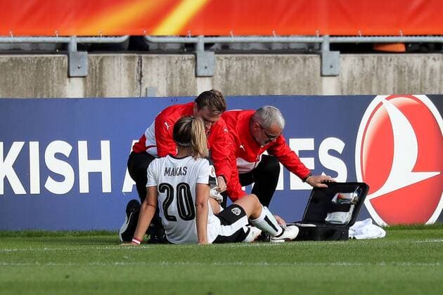 Lisa Makas (Österreich, 20) hat sich verletzt und muss behandelt werden, verletzt, Verletzung, injured, sporting injury, Fussball, UEFA Women s EURO 2017, Viertelfinale, Österreich - Spanien, xozx