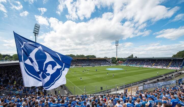 Fußball, Stadiongeschichte SV Darmstadt 98 29.07.2017, xfux, Fussball 2.Bundesliga, SV Darmstadt 98 - SpVgg Greuther Fuerth, emspor, emonline deloka, v.l. Ansicht, Uebersicht Merck-Stadion am Boellenfalltor Jonathan-Heimes-Stadion am Böllenfalltor Innenraum Feld Spielfeld Tor Linien Zuschauer Fans Fans SV Darmstadt 98, SVD, Lilien, Stimmung, Schals, Trikots Fahne, Lilie, Flutlicht, Flutlichtmasten, Tribuene, Kurve, Arena, Boelle, Spieler, Rasen, Fussballstadion, Stadion am Boellenfalltor Darmstadt