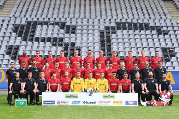 Mannschaftsfoto SC Freiburg: Hintere Reihe v.l.: Karim Guede, Christian Guenter, Florian Kath, Marc Oliver Kempf, Nils Petersen, Tim Kleindienst, Julian Schuster, Florian Niederlechner, Janik Haberer, Philipp Lienhart, Manuel Gulde. Mittlere Reihe v.l.: Zeugwart Max Beckmann, Mannschaftsarzt Dr. Gerrit Bode, Mannschaftsarzt Dr. Thorsten Hammer, Nicolas Hoefler, Lukas Kuebler, Caglar Soeyuencue, Vincent Sierro, Pascal Stenzel, Mike Frantz, Bartosz Kapustka, Trainer Christian Streich, Torwarttrainer Andreas Kronenberg, Co-Trainer Patrick Baier, Co-Trainer Florian Bruns. Vordere Reihe v.l. Physiotherapeut Uwe Vetter, Physiotherapeut Markus Behrens, Physiotherapeut Torge Schwarz, Aleksandar Ignjovski, Caleb Stanko, Rafat, Gikiewicz, Alexander Schwolow, Patric Klandt, Onur Bulut, Amir Abrashi, Athletiktrainer Simon Ickert, Physiotherapeut Florian Mack, Busfahrer Stefan Spohn. Freiburg Copyright: xLaegler Eibner-Pressefotox EP_SLR