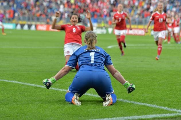 Bilder des Tages - SPORT Jubel, Freuen, celebrate, happy, cheer , Celebration Stina Lykke Petersen (Torwart, Daenemark, Denmark) (1) nach dem letzten Elfmeter - erwartet Nadia Nadim (Daenemark, Denmark) (9), Fussball, UEFA Women s EURO 2017,Halbfinale , Dänemark - Österreich, xmkx