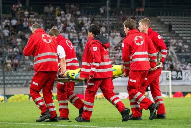 03.08.2017, Tivoli Stadion, Innsbruck, AUT, UEFA EL, Cashpoint SCR Altach vs KAA Gent, Qualifikation, 3. Runde, Rueckspiel, im Bild der verletzte Franko Andrijasevic (KAA Gent) wird von der Rettung vom Spielfeld getragen during the UEFA Europaleague Qualifier 3rd round, 2nd leg match between Cashpoint SCR Altach and KAA Gent at the Tivoli Stadion in Innsbruck, Austria on 2017 08 03. Innsbruck EP_fei