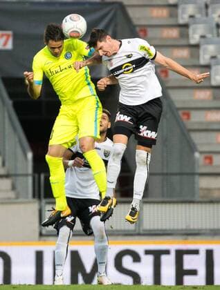 03.08.2017, Tivoli Stadion, Innsbruck, AUT, UEFA EL, Cashpoint SCR Altach vs KAA Gent, Qualifikation, 3. Runde, Rueckspiel, im Bild v.l.n.r.: Stefan Mitrovic (KAA Gent) und Benedikt Zech (SCR Altach) during the UEFA Europaleague Qualifier 3rd round, 2nd leg match between Cashpoint SCR Altach and KAA Gent at the Tivoli Stadion in Innsbruck, Austria on 2017 08 03. Innsbruck EP_fei