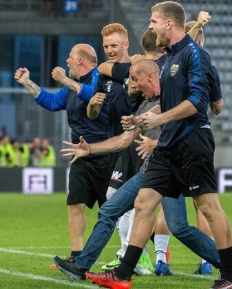 03.08.2017, Tivoli Stadion, Innsbruck, AUT, UEFA EL, Cashpoint SCR Altach vs KAA Gent, Qualifikation, 3. Runde, Rueckspiel, im Bild Trainer Klaus Schmidt (SCR Altach) und Betreuer jubeln nach dem 1:0 during the UEFA Europaleague Qualifier 3rd round, 2nd leg match between Cashpoint SCR Altach and KAA Gent at the Tivoli Stadion in Innsbruck, Austria on 2017 08 03. Innsbruck EP_fei