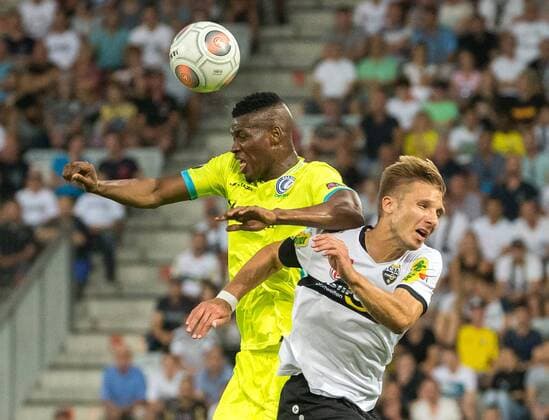 03.08.2017, Tivoli Stadion, Innsbruck, AUT, UEFA EL, Cashpoint SCR Altach vs KAA Gent, Qualifikation, 3. Runde, Rueckspiel, im Bild v.l.n.r.: Kalifa Coulibaly (KAA Gent) und Philipp Netzer (SCR Altach) during the UEFA Europaleague Qualifier 3rd round, 2nd leg match between Cashpoint SCR Altach and KAA Gent at the Tivoli Stadion in Innsbruck, Austria on 2017 08 03. Innsbruck EP_fei
