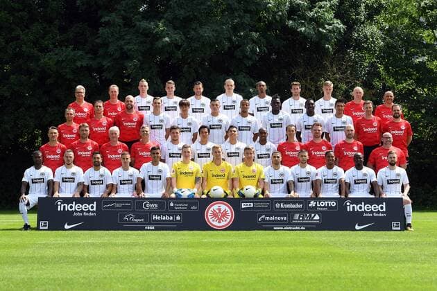 04.08.2017, xjhx, Fussball 1.Bundesliga, Eintracht Frankfurt Fototermin, Fußball, GER 2.BL Porträttermin 2017 2018, Mannschaftsfoto emonline, Obere Reihe von links nach rechts: Rainer Falkenhain Leiter der Lizenzspielerabteilung), Christoph Preuß (Teammanager), Marius Wolf (27), Max Besuschkow (18), Marco Russ (23), Alex Meier (14), Sebastien Haller (9), David Abraham (19), Noel Knothe (35), Igor Simonov (Materialwart), Franco Lionti (Materialwart) 3. Reihe von links nach rechts: Markus Murrer (Athletiktrainer), Klaus Luisser (Athletiktrainer), Martin Spohrer (Athletiktrainer), Branimir Hrgota (31), Daichi Kamada (40), Renat Dadashov (38), Timothy Chandler (22), Danny Da Costa (24), Anderson Ordonez (29), Slobodan Medojevic (25), Dr. Christoph Seeger (Mannschaftsarzt), Dr. Wulf Schwietzer (Mannschaftsarzt) 2. Reihe von links nach rechts: Niko Kovac (Chef-Trainer), Robert Kovac (Co-Trainer), Armin Reutershahn (Co-Trainer), Moppes Petz (Torwarttrainer), Luca Jovi? (8), Makoto Hasebe (20), Carlos Salcedo (13), Gelson Fernandes (5), Koichi Kurokawa (Medizinische Abteilung), Thomas Stubner (Pysiotherapeut Osteopath), Maik Liesbrock (Physiotherapeut Osteopath)), Thorsten Ammann (Osteopath) Untere Reihe von links nach rechts: Taleb Tawatha (33), Yanni Regäsel (2), Marco Fabian (10), Mijat Ga?inovi? (11), Leon Bätge (34), Atmen Aymane Barkok (28), Luka? Hradeck? (1), Jan Zimmermann (17), Omar Mascarell (39), Sahverdi Cetin (30), Jonathan De Guzman (6), Jetro Willems (15), Marc Stendera (21) Es fehlen: Danny Blum (7), Nelson Mandela Mbouhom (32) Frankfurt am Main