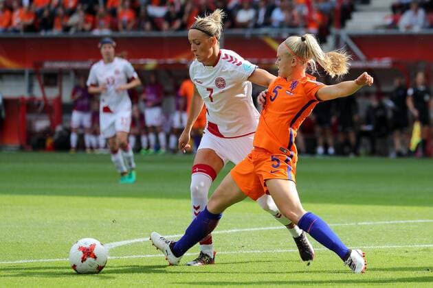 v.li.: Sanne Troelsgaard (Dänemark, 7), Kika van Es (Holland, 5), nach diesem Zweikampf gab es Elfmeter für Dänemark, Zweikampf, Duell, duel, tackle, tackling, Dynamik, Action, Aktion, Fussball, UEFA Women s EURO 2017, Finale, Niederlande - Dänemark, xozx