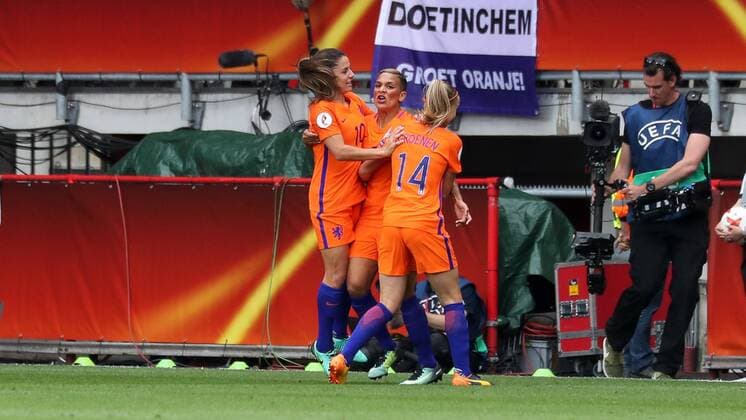 v.li.: Danielle van de Donk (Holland, 10), Shanice van de Sanden (Holland, 7), Jackie Groenen (Holland, 14), jubeln über das Tor zum 1:1, Jubel, Torjubel, Torerfolg, celebrate the goal, goal, celebration, Jubel ueber das Tor, optimistisch, Action, Aktion, Fussball, UEFA Women s EURO 2017, Finale, Niederlande - Dänemark, xozx