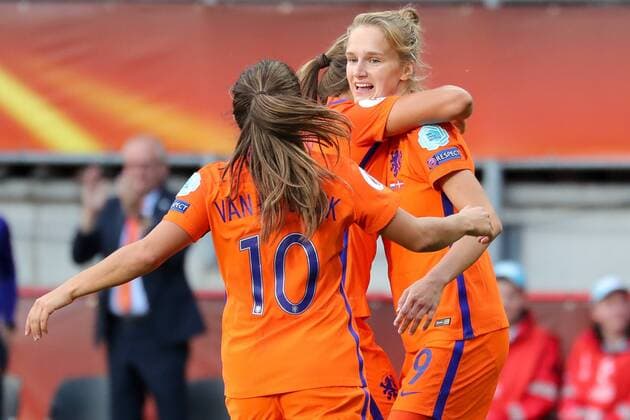 v.li.: Danielle van de Donk (Holland, 10), Lieke Martens (Holland, 11), Torschützin Vivianne Miedema (Holland, 9), jubeln über das Tor zum 4:2, Jubel, Torjubel, Torerfolg, celebrate the goal, goal, celebration, Jubel ueber das Tor, optimistisch, Action, Aktion, Fussball, UEFA Women s EURO 2017, Finale, Niederlande - Dänemark, xozx
