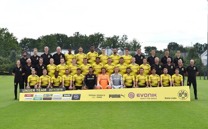 Fußball, GER, 1.BL, Porträttermin 2017 2018, Mannschaftsfoto Borussia Dortmund, Hintere Reihe v.li., Video Analyst Serdar Ayar, Mannschaftsarzt Dr. Markus Braun, Olaf Wehmer, Zeugwart Frank Graefen , Alexander Isak, Neven Subotic, Dan Axel Zagadou, Julian Weigl, Oemer Toprak, Ömer Toprak, Marc Bartra, Torwarttrainer Matthias Kleinsteiber, Fitnesstrainer Florian Wangler, Andreas Beck, Athletiktrainerin Dr. Anke Steffen, Mittlere Reihe v.li., Physiotherapeutin Swantje Thomßen, Swantje Thomssen, Physiotherapeut Thomas Zetzmann, Physiotherapeut Thorben Voeste, Sebastian Rode, Marco Reus, Jacob Bruun Larsen, Maximilian Philipp, Pierre-Emerick Aubameyang, Pierre Emerick Aubameyang, Lukasz Piszczek, Sokratis, Andre Schuerrle, Andre Schürrle, Eric Durm, Torwarttrainer Wolfgang de Beer, Co Trainer Hendrie Kruezen, Hendrie Krüzen, Co Trainer Albert Capellas Herms, Trainer Peter Bosz, Untere Reihe v.li., Raphael Guerreiro, Felix Passlack, Ousmane Dembele, Gonzalo Castro, Mahmoud Dahoud, Torwart Roman Buerki, Roman Bürki, Torwart Roman Weidenfeller, Torwart Dominik Reimann, Nuri Sahin, Mario Goetze, Mario Götze, Shinji Kagawa, Marcel Schmelzer, Christian Pulisic.