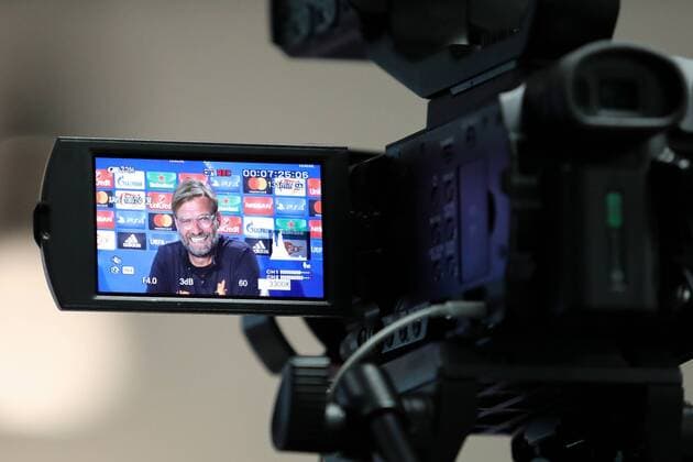 Blick durch die Kamera (TV, Fernsehen): Jürgen Klopp (Kloppo, Trainer, Cheftrainer, Team Manager, LFC), Porträt, Portrait, bei der Pressekonferenz am Vortag des Spiels, Abschlusspressekonferenz, PK, press conference PK Pressekonferenz Pressetermin, Medientermin, Freude, freundlich, fröhlich, strahlend, optimistisch, Fussball, UEFA Champions League Qualifikation, MD-1, TSG 1899 Hoffenheim - FC Liverpool, xozx
