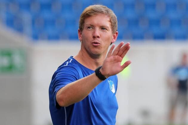 Julian Nagelsmann (Trainer, Cheftrainer, Hoffenheim), winkt ins Publikum, gibt Anweisungen, gestikuliert, mit den Armen gestikulieren, gives instructions, gesticulate, Einzelbild, beim Training am Vortag des Spiels, Abschlusstraining im Stadion, Übungseinheit, Spielvorbereitung, Action, Aktion, Fussball, UEFA Champions League Qualifikation, MD-1, TSG 1899 Hoffenheim - FC Liverpool, xozx