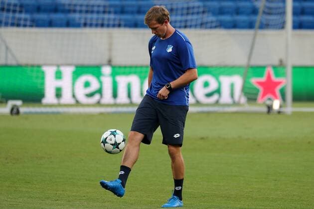 Julian Nagelsmann (Trainer, Cheftrainer, Hoffenheim) jongliert mit dem Ball, hält einen Ball der Marke adidas hoch, Freisteller, Ganzkörper, Einzelbild, Aktion, Action, beim Training am Vortag des Spiels, Abschlusstraining im Stadion, Übungseinheit, Spielvorbereitung, Action, Aktion, Fussball, UEFA Champions League Qualifikation, MD-1, TSG 1899 Hoffenheim - FC Liverpool, xozx