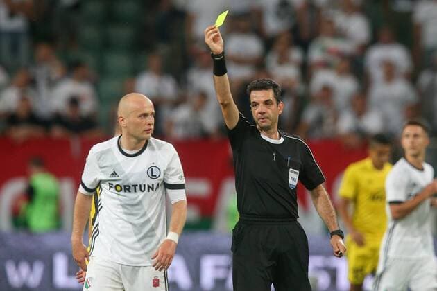 17.08.2017, Warszawa, pilka nozna, Legia Warszawa - FC Sheriff Tiraspol, play-off, Liga Europy, Michal Pazdan (Legia), sedzia Aeksander Stavrev, zolta kartka, UEFA Europa League play-off, Legia Warsaw - FC Sheriff Tiraspol, football, fot. Tomasz Jastrzebowski Foto Olimpik NEWSPIX.PL --- Newspix.pl 20170817toja55
