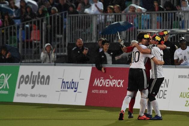 Fussball, Herren, 2017 18, IBSA Blindenfußball-EM 2017 in Berlin, Eröffnungsspiel, Deutschland - Italien, Jubel nach dem Tor zum 2:0, Alexander Fangmann (Nr. 10, Deutschland, TW Sebastian Themel (Nr. 1, Deutschland), Taime Kuttig (Nr. 7, Deutschland), 18.08.17, Copyright: xMichaelxHundtx xMatthiasxKochx