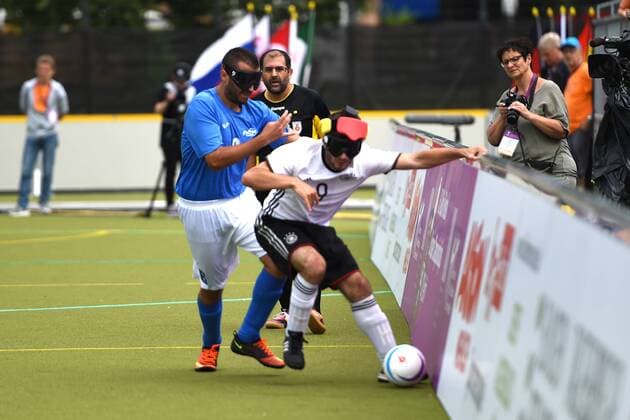 Fussball, Herren, 2017 18, IBSA Blindenfußball-EM 2017 in Berlin, Eröffnungsspiel, Deutschland - Italien, Massimo DÕAttolico (Nr. 8, Italien), Lukas Smirek (Nr. 4, Deutschland), 19.08.17, Copyright: xMichaelxHundtx xMatthiasxKochx