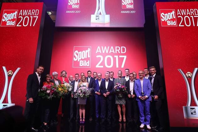 Gruppenfoto der Sieger mit Sven Hannawald, Rosi Mittermaier, Heide Rosendahl, Heike henkel, Christian Neureuther, Ralf Ragnick, Marco Reus, Moritz Fürste Bild Chefredakteur Alfred Draxler, Ottmar Hitzfeld, Ralf Hasenhüttel, Maria Hoefl-Riesch, Michael Gross, Philipp Lahm, Reinhold Beckmann, u.a. v.l.