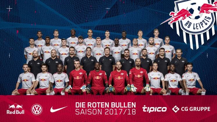 RB Leipzig Fussball Saison 2017-18 Leipzig, 27.07.2017, Fußball, Bundesliga, GER, Porträttermin 2017 2018 , RasenBallsport Leipzig RB Leipzig, Mannschaftsfoto , Hinten v.l.: Marvin Compper, Stefan Ilsanker, Ibrahima KonatŽ Konate, Yussuf Poulsen, Lukas Klostermann, Dayot Upamecano, Willi Orban und Marcel Halstenberg. 2. Reihe v. oben: Elias Abouchabaka, Bernardo Fernandes da Silva, Marcel Sabitzer, Oliver Jasen Burke, Timo Werner, Jean-Kevin Augustin, Emil Forsberg, Konrad Laimer und Benno Schmitz. 3. Reihe von oben: Fabian Friedrich (Videoanalyst), Daniel Ackermann (Videoanalyst), Danny Röhl Roehl (Co Trainer, Videoanalyst), Frederik Gößling Goessling (Torwarttrainer), Chefrainer Ralph Hasenhüttl Hasenhuettl, Zsolt Löw Loew (Co Trainer), Kai Kraft (Athletiktrainer), Nicklas Dietrich (Athletiktrainer) und Sascha Lense (Co Trainer, Mentalcoach). Vorn v.l.: Federico Palacios Martinez, Dominik Kaiser, Bruma, Torwart Philipp Köhn Koehn, Torwart Yvon Mvogo, Torwart Peter Gulacsi, Torwart Fabio Coltorti, Diego Demme, Naby Keita und Nicolas Kühn Kuehn. ,