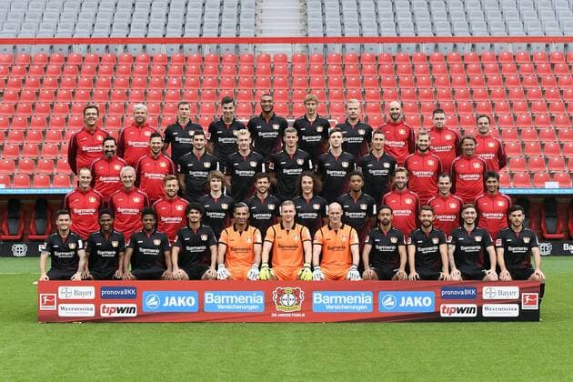 Fußball, GER, 1.BL, Porträttermin 2017 2018, Mannschaftsfoto Bayer Leverkusen: 4. Reihe (oben) v.l.: Mannschaftsarzt Karl-Heinrich Dittmar, Physiotherapeut Sven Elsinger, Lars Bender (LEV), Kai Havertz (LEV), Jonathan Tah (LEV), Stefan Kiessling (LEV), Joel Pohjanpalo (LEV), Christian Beckers, Martin Kowatzki, Athletiktrainer Daniel Jouvin. 3. Reihe v.li.: Mannschaftsarzt Burak Yildirim, Physiotherapeut Tobias Schäuble, Lucas Alario (LEV), Julian Brandt (LEV), Sven Bender (LEV), Panagiotis Retsos (LEV), Dominik Kohr (LEV), Physiotherapeut Stephan Hartner, Teammanager Hans-Peter Lehnhoff. 2. Reihe v.li.: Cheftrainer Heiko Herrlich (LEV), Co-Trainer Xaver Zembrod, Co-Trainer Nico Schneck, Tin Jedvaj (LEV), Admir Mehmedi (LEV), Julian Baumgartlinger (LEV), Benjamin Henrichs (LEV), Co-Trainer Lars Kornetka, Torwarttrainer David Thiel, AthletiktrainerSchahriar Bigdeli. 1. Reihe v.li.: Charles Aranguiz (LEV), Wendell (LEV), Leon Bailey (LEV), Andre Ramalho (LEV), Ramazan Özcan (LEV), Bernd Leno (LEV), Niklas Lomb (LEV), Karim Bellarabi (LEV), Marlon Frey (LEV), Kevin Volland (LEV).