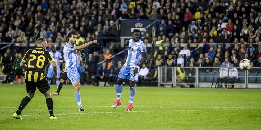 Fußball, EL, Vitesse Arnheim - Lazio Rom ARNHEM, Vitesse - Lazio Roma, 14-9-2017, voetbal, seizoen 2017-2018, Europa League, stadion de Gelredome, Lazio Roma speler Marco Parolo (M) scoort de 1-1, Vitesse speler Alexander Buttner (L) Vitesse - Lazio Roma x1709235x