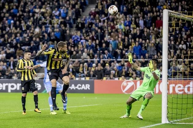 Fußball, EL, Vitesse Arnheim - Lazio Rom ARNHEM, Vitesse - Lazio Roma, 14-9-2017, voetbal, seizoen 2017-2018, Europa League, stadion de Gelredome, kans voor Vitesse speler Luc Castaignos (M), Lazio Roma keeper Thoma Strakosha (R) Vitesse - Lazio Roma x1709248x