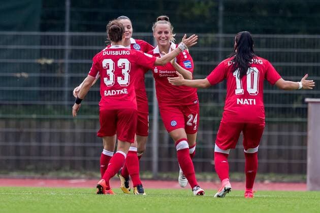 v.li.: Kathleen Radtke (MSV Duisburg, 33), Virginia Kirchberger (MSV Duisburg, 24) und Sofia Nati (MSV Duisburg, 10) beim Torjubel, Goal celebration, celebrate the goal, goal celebration,, Fussball, Allianz Frauen-Bundesliga, SV Werder Bremen - MSV Duisburg, xdgx