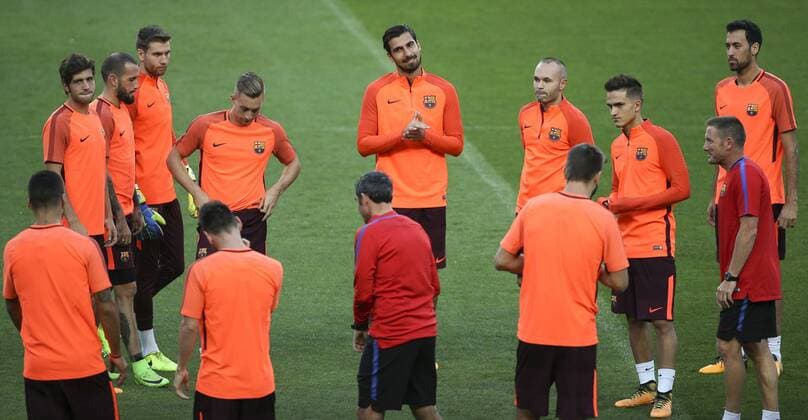 September 26, 2017 - Lisbon, Portugal - Barcelonaâ€⠢s midfielder Sergi Roberto, Barcelonaâ€⠢s defender Aleix Vidal, Barcelonaâ€⠢s defender Lucas Digne, Barcelonaâ€⠢s midfielder Andre Gomes, Barcelonaâ€⠢s midfielder Andres Iniesta, Barcelonaâ€⠢s midfielder Denis Suarez, Barcelonaâ€⠢s midfielder Sergio Busquets and Barcelonaâ€⠢s head coach Ernesto Valverde during the training session at Alvalade stadium in Lisbon, on September 26, 2017, on the eve of the UEFA Champions League Group D football match Sporting CP vs FC Barcelona Barca (Photo by NurPhoto) FC Barcelona Training Session - ZUMAn230 20170926_zaa_n230_231 Copyright: xFilipexAmorimx