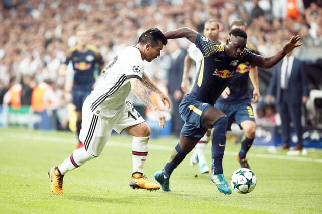 Besiktas Istanbul - RB Leipzig Fussball Champions League Istanbul, 26.09.2017, Vodafone Park, Fussball, UEFA Champions League, Gruppe G, 2.Spieltag , Besiktas Istanbul vs. RB Leipzig , Im Bild von links; Gary Medel (12, Besiktas) und Jean-Kevin Augustin (29, RB Leipzig). ,
