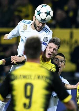 Fussball, UEFA Champions League, Herren, Saison 2017 2018, Gruppe H, 2. Spieltag, Signal Iduna Park Dortmund, Bor. Dortmund (gelb) - Real Madrid (weiss) 3:1; Nacho (Real Madrid), Lukasz Piszczek (BVB), Cristiano Ronaldo (Real Madrid), Aktion.