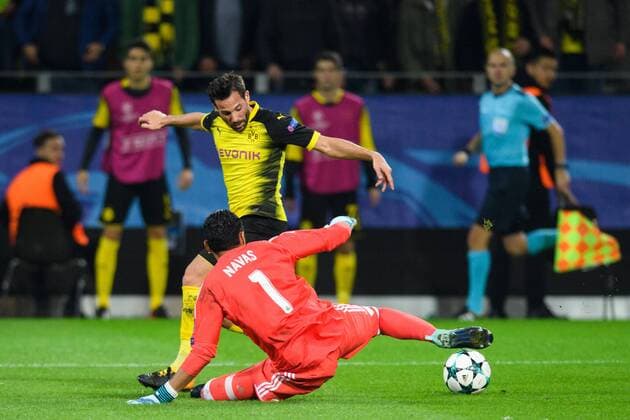 GER, UEFA CL, Borussia Dortmund (GER) vsÊReal Madrid (ESP) 26.09.2017, Signal Iduna Park, Dortmund, Group stage, Gruppe H, GER, UEFA CL, Borussia Dortmund (GER) vsÊReal Madrid (ESP), im Bild Zweikampf zwischen Gonzalo Castro ( 27 Dortmund) und Keylor Navas ( 1 Madrid) nordphotox xKurth nph00016