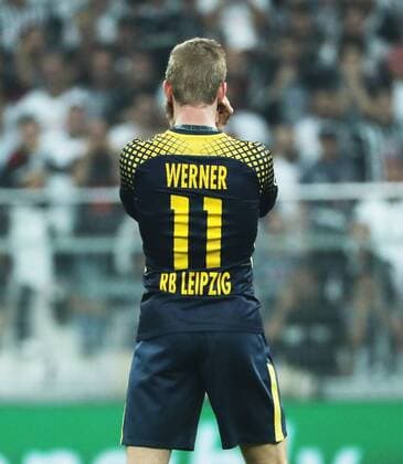 Besiktas Istanbul - RB Leipzig Fussball Champions League Istanbul, 26.09.2017, Vodafone Park, Fussball, UEFA Champions League, Gruppe G, 2.Spieltag , Besiktas Istanbul vs. RB Leipzig , Im Bild; Timo Werner (11, RB Leipzig) hält sich wegen des ohrenbetäubenden Lärms die Ohren zu. ,