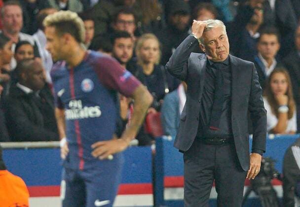 f Trainer Cheftrainer Carlo Ancelotti (FCB) NEYMAR, PSG 10 gestikuliert und gibt Anweisungen, Aktion, Einzelbild, Einzelaktion, Gestik, Geste, Mimik, Handbewegung, zeigen, deuten Emotionen, enttaeuscht, Enttaeuschung, Frust, frustriert, Trauer ,traurig, verzweifelt, Verzweiflung PSG PARIS SAINT GERMAIN - FC BAYERN MUENCHEN Gruppenphase Hinspiel, Fussball UEFA Champions League, Paris, 27.09.2017 CL Saison 2017 2018, FCB,