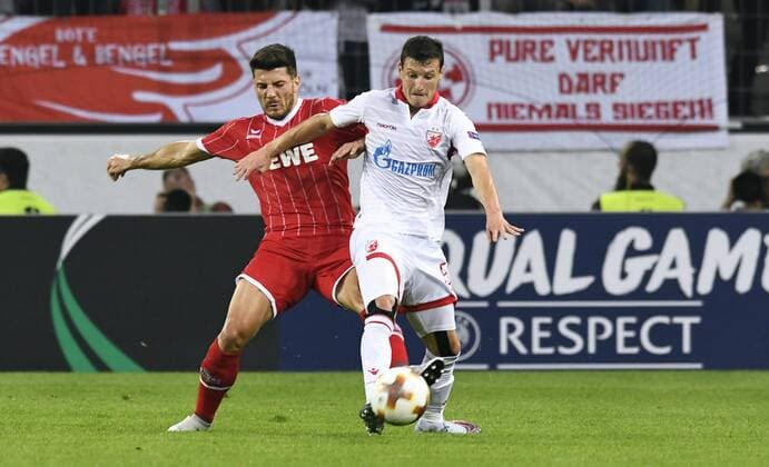 Fussball, UEFA Europa League, Herren, Saison 2017 2018, Gruppe H, 2. Spieltag, , Rhein Energie Stadion Köln, 1. FC Köln (rot) - Roter Stern Belgrad (weiss); Milos Jojic (FC Köln), Slavoljub Srnic (Belgrad), Aktion.