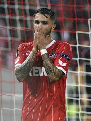 Fussball, UEFA Europa League, Herren, Saison 2017 2018, Gruppe H, 2. Spieltag, , Rhein Energie Stadion Köln, 1. FC Köln (rot) - Roter Stern Belgrad (weiss) 0:1; Leonardo Bittencourt (FC Köln) enttäuscht nach vergebener Torchance. Enttäuschung, Frust, Aktion, Einzelbild.