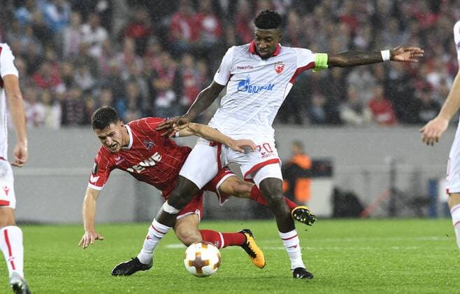 Fussball, UEFA Europa League, Herren, Saison 2017 2018, Gruppe H, 2. Spieltag, , Rhein Energie Stadion Köln, 1. FC Köln (rot) - Roter Stern Belgrad (weiss) 0:1; Mitchell Donald (Belgrad), Salih Özcan (FC Köln), Aktion.