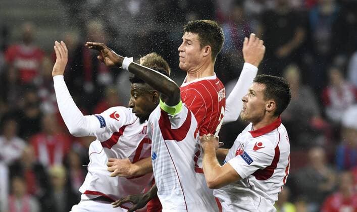 Fussball, UEFA Europa League, Herren, Saison 2017 2018, Gruppe H, 2. Spieltag, , Rhein Energie Stadion Köln, 1. FC Köln (rot) - Roter Stern Belgrad (weiss) 0:1; Dominique Heintz (FC Köln), Mitchell Donald (Belgrad), Aktion.