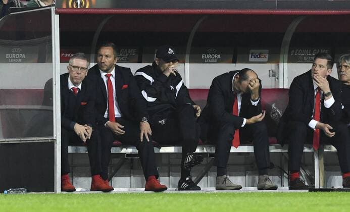 Bilder des Tages - SPORT Fussball, UEFA Europa League, Herren, Saison 2017 2018, Gruppe H, 2. Spieltag, , Rhein Energie Stadion Köln, 1. FC Köln (rot) - Roter Stern Belgrad (weiss) 0:1; Entäuschung auf der Kölner Bank, Cheftrainer Peter Stöger (FC Köln), Co-Trainer Manfred Schmid (FC Köln), Manager Jörg Schmadtke (FC Köln). Enttäuschung, Frust, Aktion.