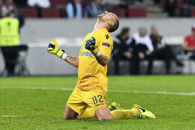 Fussball, UEFA Europa League, Herren, Saison 2017 2018, Gruppe H, 2. Spieltag, , Rhein Energie Stadion Köln, 1. FC Köln (rot) - Roter Stern Belgrad (weiss) 0:1; Schlussjubel Milan Borjan (Belgrad). Jubel, Freude, Aktion.
