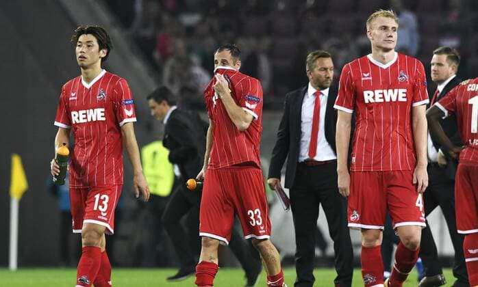 Fussball, UEFA Europa League, Herren, Saison 2017 2018, Gruppe H, 2. Spieltag, , Rhein Energie Stadion Köln, 1. FC Köln (rot) - Roter Stern Belgrad (weiss) 0:1; Enttäuschung nach dem Abpfiff, Frederik Sörensen (FC Köln), Matthias Lehmann (FC Köln), Yuya Osako (FC Köln). Enttäuschung, Frust, Aktion.